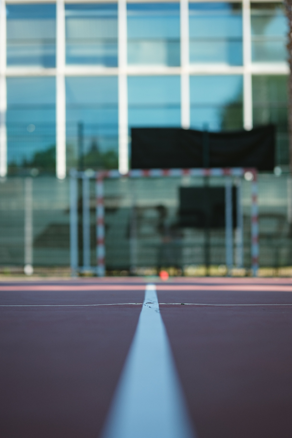 Ligne blanche d'un terrain de sport urbain
