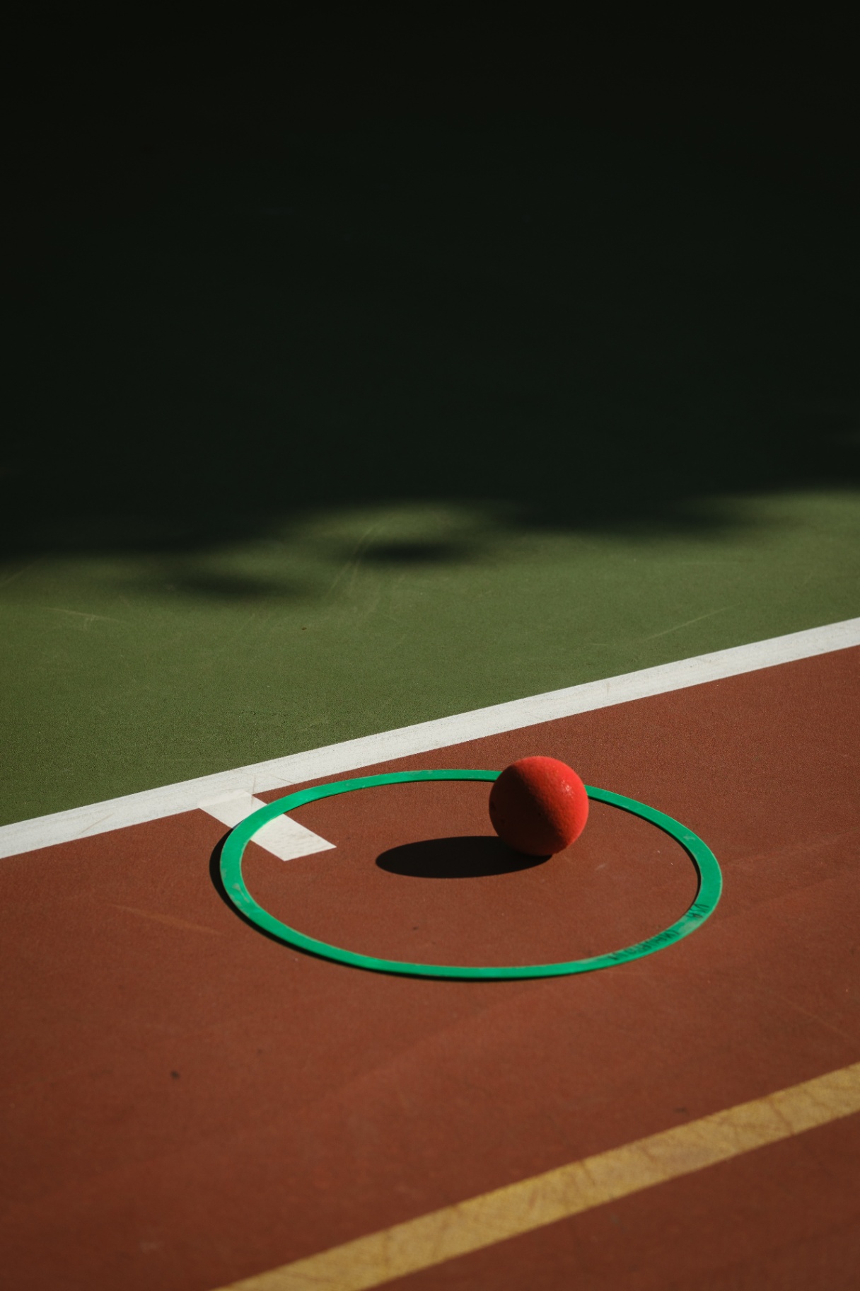Ballon rouge dans un cercle vert sur terrain extérieur
