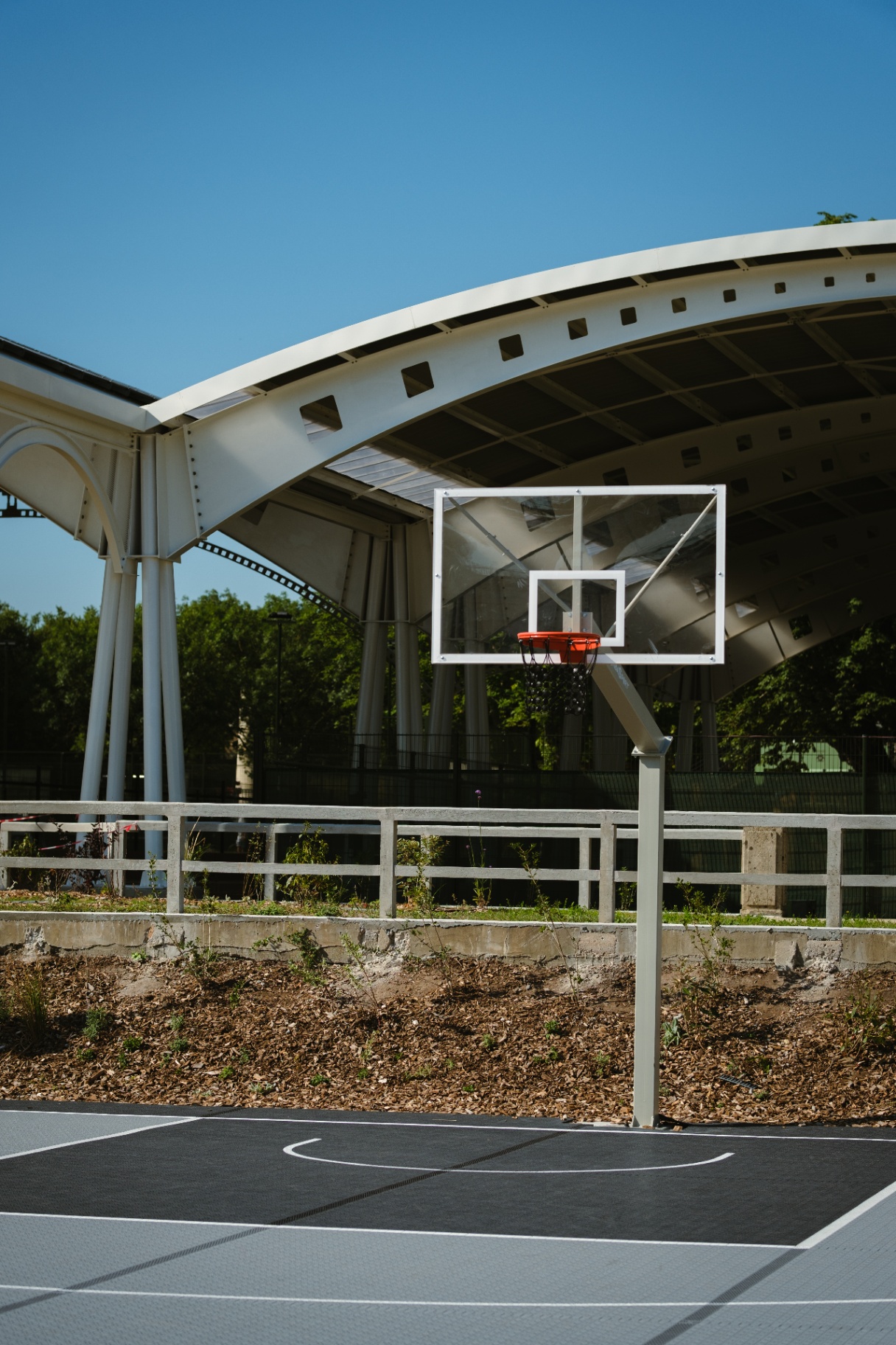 Playground basket sous halle métallique