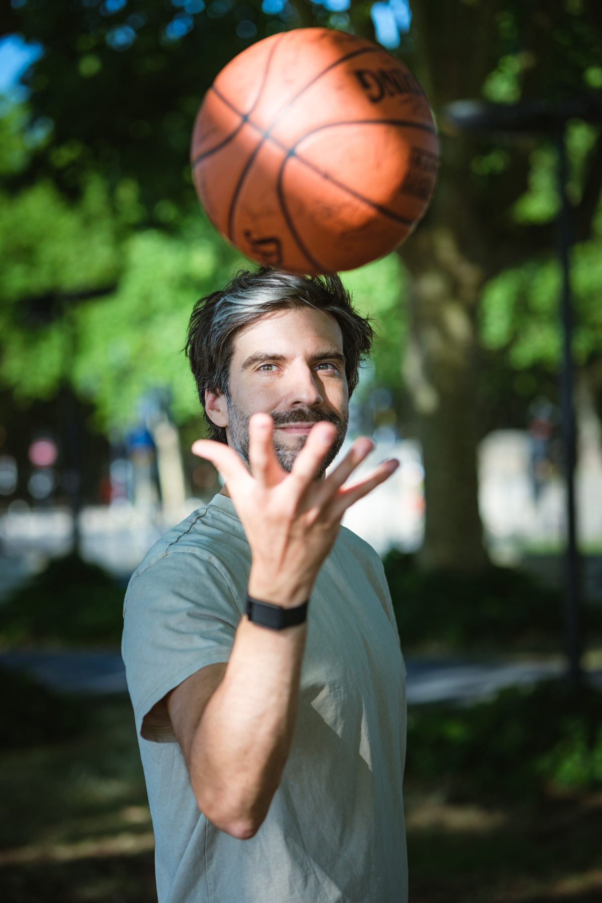 Gauthier Helloco lançant un ballon de basket