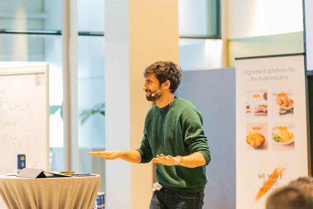 Gauthier Helloco en conférence devant des managers