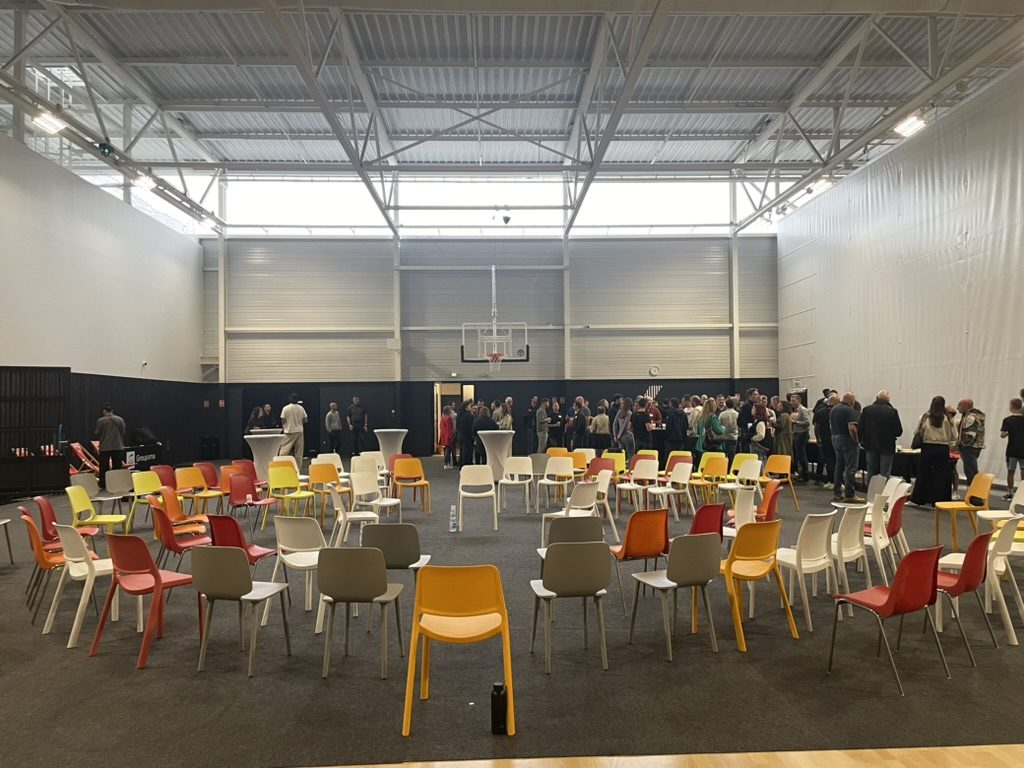 Séminaire d'entreprise installé sur un terrain de basket