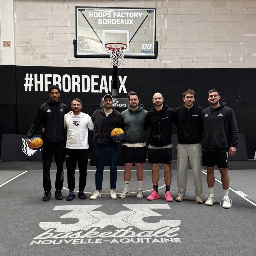 Gauthier Helloco avec le staff et les joueurs du Bordeaux 3x3