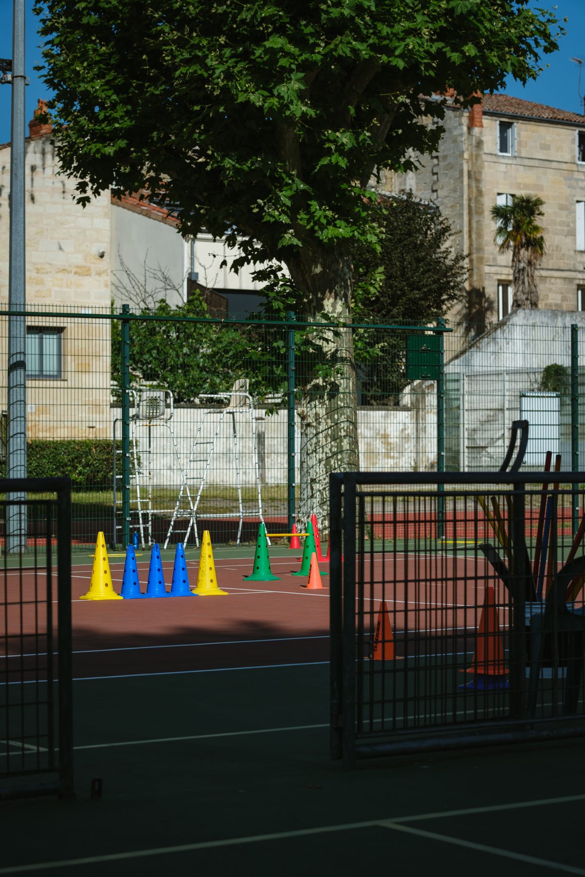Panier de basket sous une halle à Bordeaux